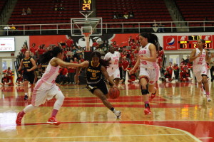 Nicole Ely // The News Sophomore guard Jasmine Borders comes down the court for a layup at the Austin Peay game Saturday.