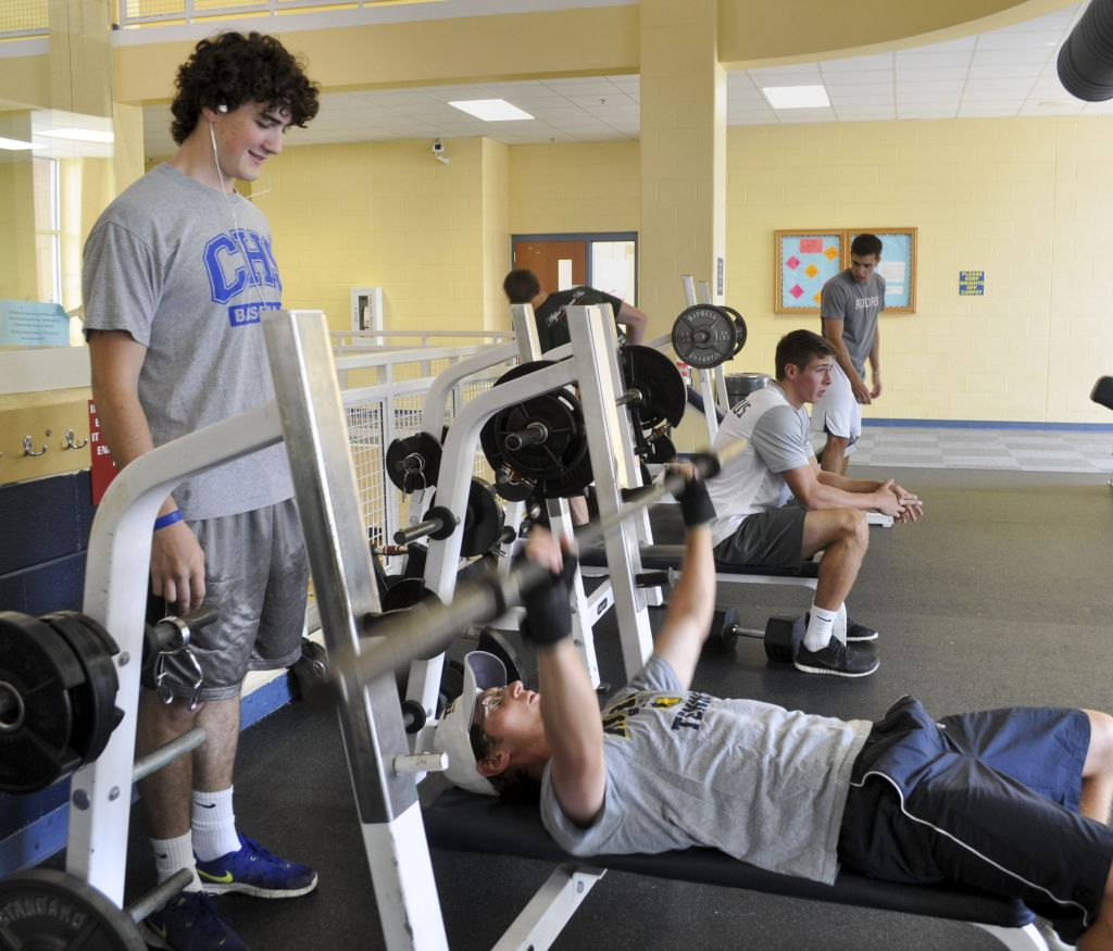 Kylie Townsend/The News Riley Thornton, sophomore from Charleston, Mo.,and Ryan Kennedy, senior from Johannesburg, South Africa. exercise to stay healthy at the Wellness Center.